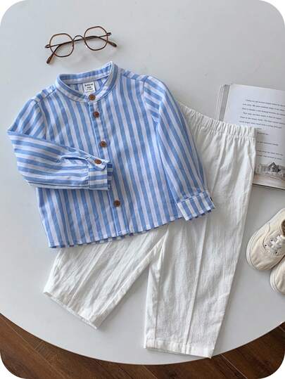 SHEIN مجموعة ملابس طفل ولد/بنت مكونة من قميص أكمام طويلة بياقة مخططة باللون الأزرق والأبيض وبنطال أبيض ضيق، مريحة وعملية للموضة اليومية المدرسية، مناسبة للارتداء الداخلي والخارجي، اليومي والرياضي والحفلات والتصوير في فصل الخريف/الشتاء
