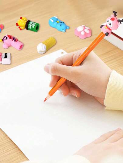 48 قطعة من أغطية أقلام رصاص صغيرة: تصاميم جميلة لحيوانات وفواكه وأشجار عيد الميلاد وسانتا كلوز، يمكن استخدامها كإكسسوارات أقلام رصاص وأقلام حبر أو كمقابض أقلام رصاص. مثالية كمكافآت للمكتب، وهدايا الحفلات، وجوائز الفصول الدراسية، وحشو أكياس الهدايا، وهدايا
