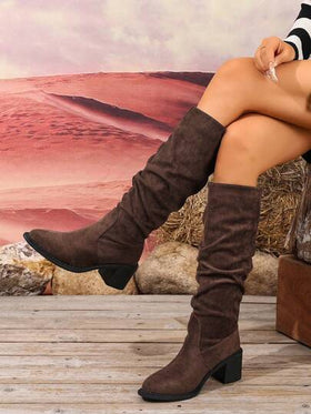 بوت نسائية ذات كعب سميك وأصبع قدم مدبب من الجلد المدبوغ المجعد حتى منتصف الساق، لون بني قهوائي، كعب سميك، طراز كلاسيكي، مناسبة للارتداء اليومي والأنيق والعمل والحفلات والطراز الغربي