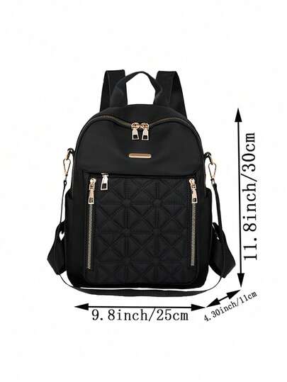 حقيبة ظهر متعددة الاستخدامات بنمط المعين المبطن - خيار متنوع للتنقل الحضري وحياة الحرم الجامعي. تتميز هذه الحقيبة السوداء بنسيج مبطن بنمط المعين، مما يخلق تأثير ثلاثي الأبعاد، ويكملها سحابات ذهبية ولوحة اسم معدنية، مما يبرز تفاصيل مصقولة. يسمح الجيب العلو