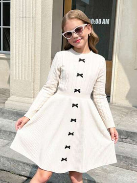 SHEIN Serisse Kids فستان كنزة بياقة دائرية وخصر مناسب للمراهقات، مع فيونكة أمامية متباينة للشتاء، فستان كنزة أبيض ثابت بأكمام طويلة