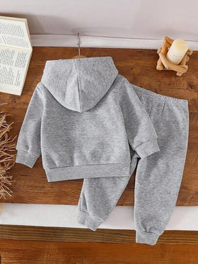 SHEIN Playful Pals مجموعة بنطلون وبلوزة هودي مطبوع بحرف للأطفال الصبيان، مناسبة للخروجات والملابس اليومية في فصلي الخريف والشتاء، مجموعة بلوزة رمادية