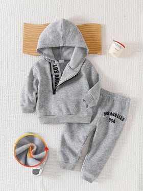 SHEIN Playful Pals مجموعة بنطلون وبلوزة هودي مطبوع بحرف للأطفال الصبيان، مناسبة للخروجات والملابس اليومية في فصلي الخريف والشتاء، مجموعة بلوزة رمادية