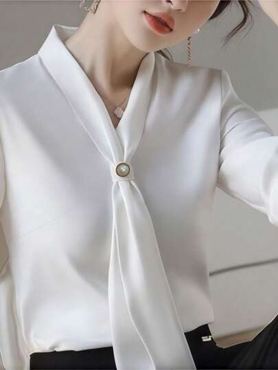 قميص ذو لون واحد مزين بالخرز على شكل حرف V في الرقبة، بلوزة أنيقة بأكمام طويلة