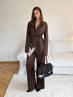 SHEIN Tall بدلة كاجوال للنساء مكونة من كارديجان أكمام طويلة بربطة أمامية من القماش الأطلسي ذو لون أحادي وبنطال خصر مطاطي، بدلة نوم للنساء مكونة من قطعتين، بدلة عمل كاجوال للنساء، ملابس مكتبية