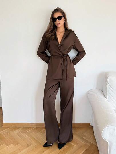 SHEIN Tall بدلة كاجوال للنساء مكونة من كارديجان أكمام طويلة بربطة أمامية من القماش الأطلسي ذو لون أحادي وبنطال خصر مطاطي، بدلة نوم للنساء مكونة من قطعتين، بدلة عمل كاجوال للنساء، ملابس مكتبية