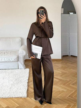 SHEIN Tall بدلة كاجوال للنساء مكونة من كارديجان أكمام طويلة بربطة أمامية من القماش الأطلسي ذو لون أحادي وبنطال خصر مطاطي، بدلة نوم للنساء مكونة من قطعتين، بدلة عمل كاجوال للنساء، ملابس مكتبية