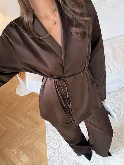 SHEIN Tall بدلة كاجوال للنساء مكونة من كارديجان أكمام طويلة بربطة أمامية من القماش الأطلسي ذو لون أحادي وبنطال خصر مطاطي، بدلة نوم للنساء مكونة من قطعتين، بدلة عمل كاجوال للنساء، ملابس مكتبية