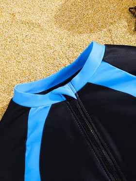 SHEIN طقم تيشيرت رياضي مطبوع عليه رسمة البرق وشورت سباحة للصبي المراهق، مناسب للشاطئ والسباحة والتزلج على الأمواج