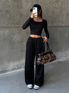 SHEIN طقم تي شيرت أسود بياقة طاقم مناسب للمراهقات وبنطال رياضي أسود بساق مستقيمة، مناسب للمدرسة والمنزل والخارج في فصلي الخريف والشتاء