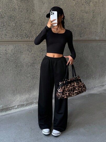 SHEIN طقم تي شيرت أسود بياقة طاقم مناسب للمراهقات وبنطال رياضي أسود بساق مستقيمة، مناسب للمدرسة والمنزل والخارج في فصلي الخريف والشتاء