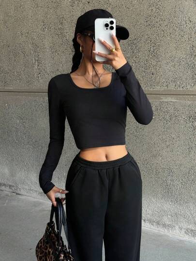 SHEIN طقم تي شيرت أسود بياقة طاقم مناسب للمراهقات وبنطال رياضي أسود بساق مستقيمة، مناسب للمدرسة والمنزل والخارج في فصلي الخريف والشتاء