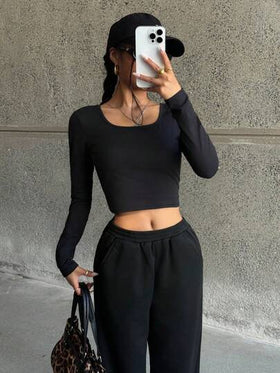 SHEIN طقم تي شيرت أسود بياقة طاقم مناسب للمراهقات وبنطال رياضي أسود بساق مستقيمة، مناسب للمدرسة والمنزل والخارج في فصلي الخريف والشتاء