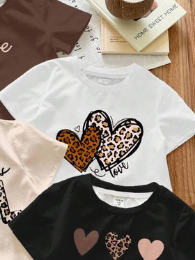 SHEIN 4 قطع/مجموعة تيشيرت كاجوال بناتي بطبعات بسيطة للفهد والقلب وعبارة "بنت الأم" بياقة دائرية وأكمام قصيرة، باللون الأبيض الكريمي، مناسب للربيع/الصيف