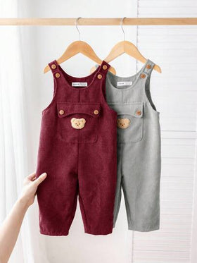 SHEIN قطعتان من السراويل الفضفاضة الكاجوال للأطفال الصبيان/البنات بنمط الدب الكيوت، ذات جيب كبير وأكتاف منخفضة، مناسبة للارتداء في فصلي الخريف والشتاء، للاستخدام الداخلي والخارجي