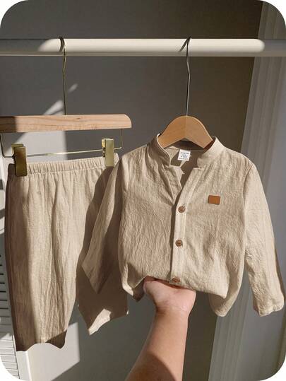 SHEIN طقم 2 قطعة تيشيرت أزرار طوق طويل الأكمام وبنطال خصر مطّاط كاجوال مناسب للأطفال الصغار الأولاد و البنات، مناسب لحفلات أعياد الميلاد وأعياد السنة الجديدة وحفلات المساء والمناسبات وحفلات الزفاف والمنشأسري والتعميد وحفلات عيد ميلاد الطفل الأول، حفلات اس