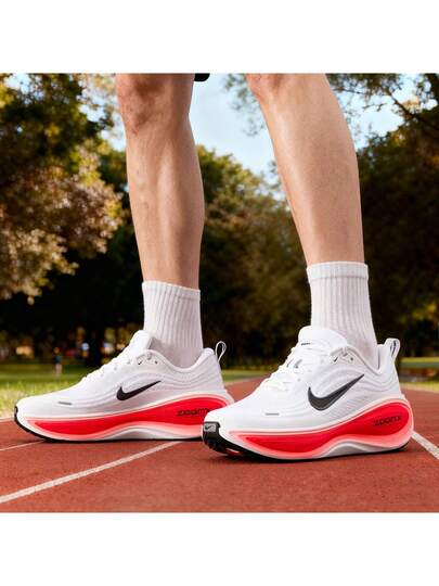حذاء جري ZoomX للرجال مزود ببطانة عالية الارتداد من إسفنج ZoomX حذاء رجالي NIKE VOMERO PLUS حذاء رياضي خفيف الوزن لممارسة التمارين الخارجية حذاء كاجوال مريح وجيد التهوية HV8150-100