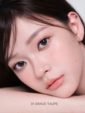 Rom&nd رومان كارا حواجب ALL BROW 01 GRACE TAUPE، لمسة خفيفة كالريش، نهاية مخملية باهتة، تقنية حواجب نباتية، نسيج شعر بني داكن، لمسة مخملية بلون الشاي الأخضر الباردة، ريشية بلون الكراميل الدافئ، طقم حواجب محمول، مكياج كوري، 9 جرام/0.32 أونصة
