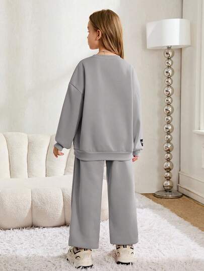 SHEIN بدلة رياضية مكونة من بلوزة بياقة مستديرة وبنطال رياضي مطبوع عليهما حروف مرتفعة وتفاصيل ملصقة، قطعتان، ملابس كاجوال مريحة للفتيات المراهقات