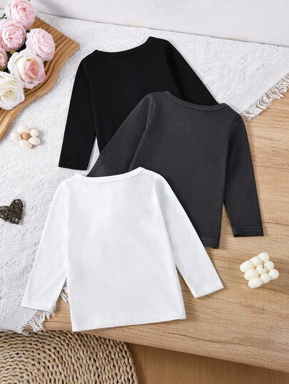 SHEIN 3 قطع بلوزة بناتية مريحة طويلة الأكمام، مناسبة للأطفال من عمر 0-3 سنوات، تصميم ياقة كبيرة، زخرفة أزرار عمودية على الصدر. ملمس ناعم. مناسبة لمناسبات متنوعة، مثل الأنشطة الخارجية وتجمعات العائلة، إلخ. مناسبة للخريف والشتاء.