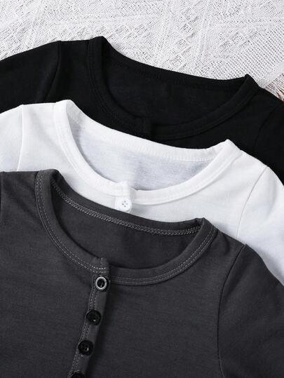 SHEIN 3 قطع بلوزة بناتية مريحة طويلة الأكمام، مناسبة للأطفال من عمر 0-3 سنوات، تصميم ياقة كبيرة، زخرفة أزرار عمودية على الصدر. ملمس ناعم. مناسبة لمناسبات متنوعة، مثل الأنشطة الخارجية وتجمعات العائلة، إلخ. مناسبة للخريف والشتاء.