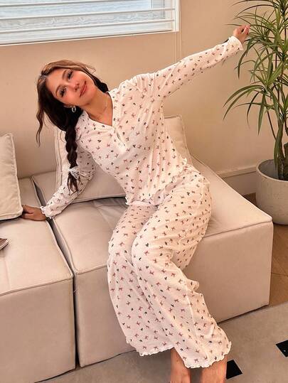 SHEIN طقم بيجامة مكون من قميص وبنطال، بياقة على شكل حرف V نصف مفتوح الأمام مع كشكشة، أكمام طويلة، وطباعة فراشة ملونة، قطعتان، ناعم ومريح للفتيات المراهقات