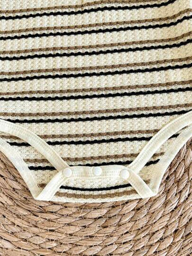 SHEIN رومبير رضيع بأكمام طويلة مخططة بلونين وبنطلون مع قبعة جميلة، طقم ملابس منزلية