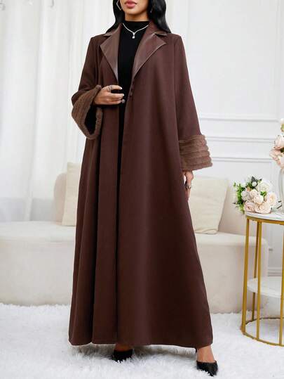 Al Najma عباءة أنيقة للنساء مزينة بتصميم لوحات الفرو الاصطناعي، موسم الخريف