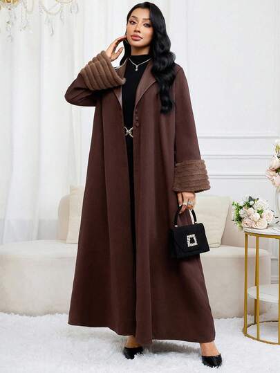 Al Najma عباءة أنيقة للنساء مزينة بتصميم لوحات الفرو الاصطناعي، موسم الخريف