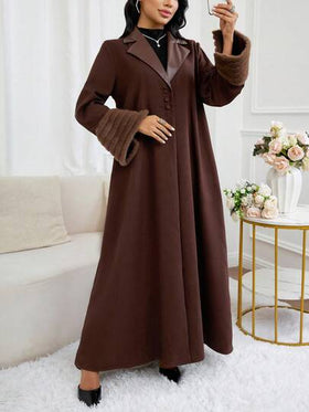 Al Najma عباءة أنيقة للنساء مزينة بتصميم لوحات الفرو الاصطناعي، موسم الخريف