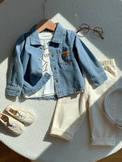 SHEIN 3 قطع طقم ملابس للأطفال الصبيان للخريف/الشتاء، جاكيت جينز كاجوال مزينة بالدب، تي شيرت أبيض بأكمام طويلة، وبنطلون كاجوال بيج، مناسب لحفلات عيد الميلاد، الحفلات المسائية، الحفلات، حفلات الزفاف، حفلات استقبال المولود، المعمودية، وعيد الميلاد الأول، وحض