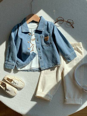 SHEIN 3 قطع طقم ملابس للأطفال الصبيان للخريف/الشتاء، جاكيت جينز كاجوال مزينة بالدب، تي شيرت أبيض بأكمام طويلة، وبنطلون كاجوال بيج، مناسب لحفلات عيد الميلاد، الحفلات المسائية، الحفلات، حفلات الزفاف، حفلات استقبال المولود، المعمودية، وعيد الميلاد الأول، وحض