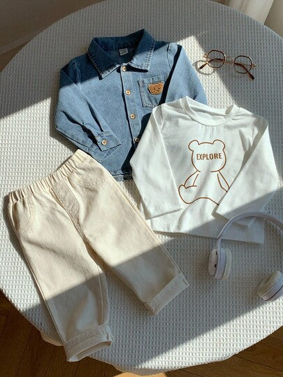 SHEIN 3 قطع طقم ملابس للأطفال الصبيان للخريف/الشتاء، جاكيت جينز كاجوال مزينة بالدب، تي شيرت أبيض بأكمام طويلة، وبنطلون كاجوال بيج، مناسب لحفلات عيد الميلاد، الحفلات المسائية، الحفلات، حفلات الزفاف، حفلات استقبال المولود، المعمودية، وعيد الميلاد الأول، وحض