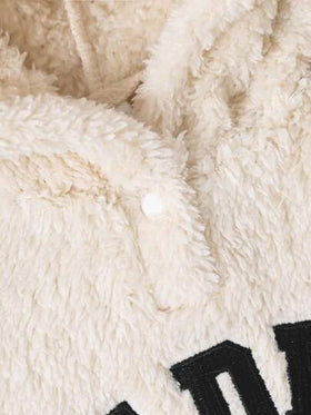 SHEIN قطعة واحدة جمبسوت رضيع ولد مطرزة بالحرف، بأكمام طويلة وقبعة. جمبسوت كاجوال دافئة ومريحة مناسبة لارتداء الأولاد الرضع في فصول الخريف والربيع والشتاء. سواء للذهاب إلى المدرسة أو البقاء في المنزل، يمكن للأولاد الرضع ارتداء هذه البذلة. هذه البذلة متعددة