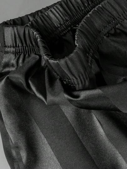 SHEIN بدلة بيجامة رجالية مكونة من سترة رقبة على شكل حرف V مع بنطلون، نسيج مخطط ذو نقشة جاكار باللون الأسود، خفيفة الوزن ومريحة للارتداء المنزلي في فصلي الخريف والشتاء
