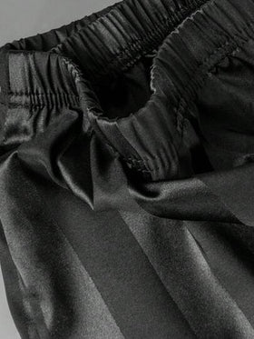 SHEIN بدلة بيجامة رجالية مكونة من سترة رقبة على شكل حرف V مع بنطلون، نسيج مخطط ذو نقشة جاكار باللون الأسود، خفيفة الوزن ومريحة للارتداء المنزلي في فصلي الخريف والشتاء