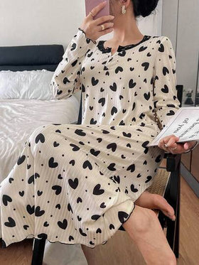 SHEIN ثوب نوم نسائي طويل الأكمام متوسط الطول مزين بطبعة قلب وتريم من الدانتيل، شتوي