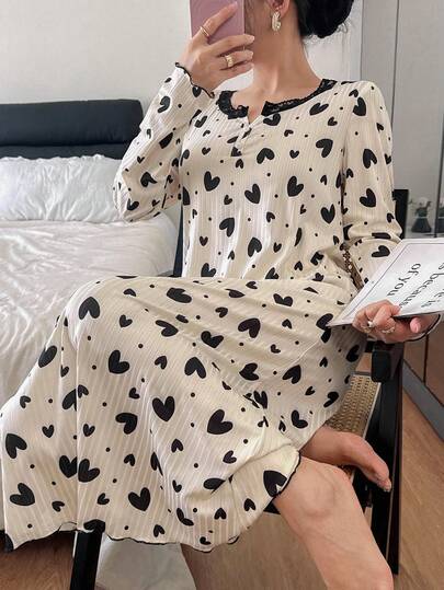 SHEIN ثوب نوم نسائي طويل الأكمام متوسط الطول مزين بطبعة قلب وتريم من الدانتيل، شتوي