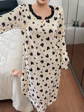 SHEIN ثوب نوم نسائي طويل الأكمام متوسط الطول مزين بطبعة قلب وتريم من الدانتيل، شتوي