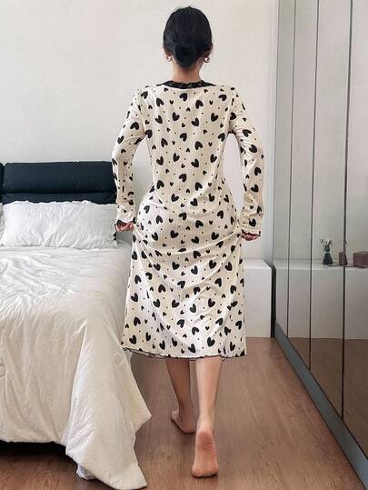 SHEIN ثوب نوم نسائي طويل الأكمام متوسط الطول مزين بطبعة قلب وتريم من الدانتيل، شتوي