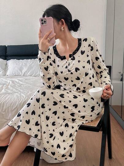 SHEIN ثوب نوم نسائي طويل الأكمام متوسط الطول مزين بطبعة قلب وتريم من الدانتيل، شتوي