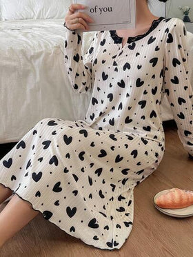 SHEIN ثوب نوم نسائي طويل الأكمام متوسط الطول مزين بطبعة قلب وتريم من الدانتيل، شتوي