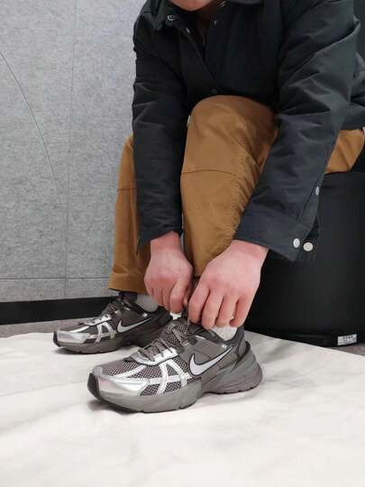 Nike أحذية نايك V2K الرياضية المريحة والمتعددة الاستخدامات ذات الرقبة المنخفضة للرجال للتنقل والتجول في المدينة