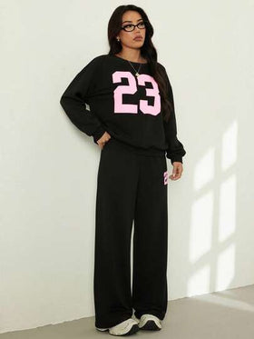SHEIN PETITE مجموعة ملابس علوية كاجوال بأكمام طويلة وبنطال طويل مطبوع بأرقام، 2 قطعة