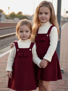 Emery Rose Kids Emery Rose Kids فستان قصير للبنات الصغيرات/الرضع من القطيفة اللون البرغندي مع جيوب مكشكشة وأربطة على الكتف، فستان قطيفة برغندي للبنات الصغيرات، فستان برغندي للبنات الصغيرات