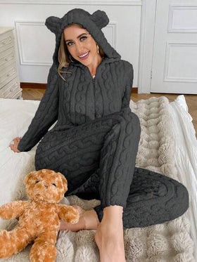 SHEIN جمبسوت نوم نسائية مبطنة بالفرو مطرزة بشكل دب تيدي، مصنوعة من قماش جاكار فاخر ناعم ودافئ للشتاء