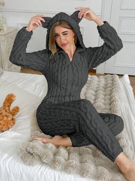 SHEIN جمبسوت نوم نسائية مبطنة بالفرو مطرزة بشكل دب تيدي، مصنوعة من قماش جاكار فاخر ناعم ودافئ للشتاء