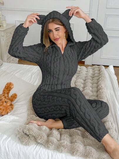 SHEIN جمبسوت نوم نسائية مبطنة بالفرو مطرزة بشكل دب تيدي، مصنوعة من قماش جاكار فاخر ناعم ودافئ للشتاء