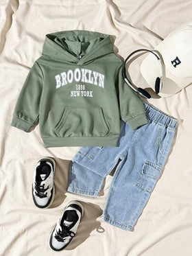 SHEIN مجموعة ملابس رياضية للأطفال الرضع/الصغار، تشمل 1 بلوزة هودي بأكمام طويلة مطبوع عليها حرف أخضر مع جيب، و1 بنطلون جينز بخصر مطاطي وجيب، مناسب للارتداء اليومي والرياضة والخروج والسفر، مقاس من 6 أشهر إلى 2-3 سنوات