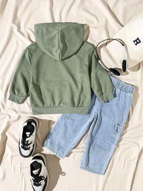 SHEIN مجموعة ملابس رياضية للأطفال الرضع/الصغار، تشمل 1 بلوزة هودي بأكمام طويلة مطبوع عليها حرف أخضر مع جيب، و1 بنطلون جينز بخصر مطاطي وجيب، مناسب للارتداء اليومي والرياضة والخروج والسفر، مقاس من 6 أشهر إلى 2-3 سنوات